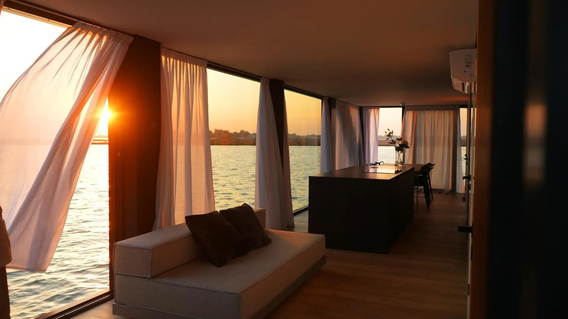 Botel AQVA The Exclusive Water Loft in Venice Hotel Italy